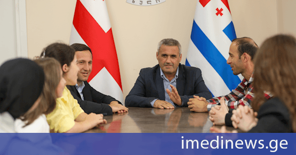 ხულოს მუნიციპალიტეტის მერი ვახტანგ ბერიძე, მოადგილე ნური გორგაძესთან ერთად, სოფელ ბეღლეთის საჯარო სკოლის ახალგაზრდებს შეხვდა