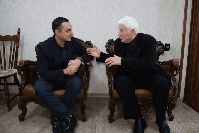 გიორგი ჯინჭარაძემ 100 წლის აფხაზეთიდან დევნილ ვეტერანს დაბადების დღე მიულოცა