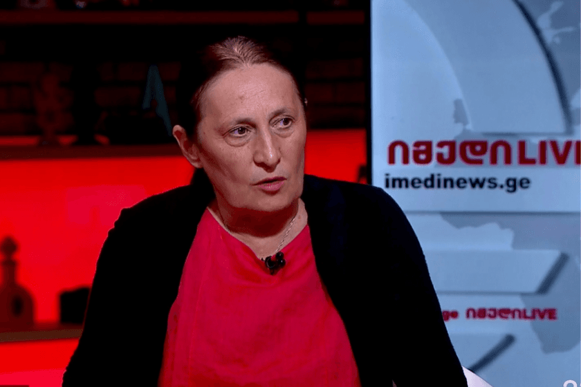 ლელა რაზიკაშვილი: მახსენდება, 14 წლის წინ ამ დროს რა ხდებოდა საქართველოში. გათენებამდე დავდიოდით ქუჩაში, ვერ შევდიოდით სახლში. ერთმანეთს ვეხვეოდით სრულიად უცხო ადამიანები. ეს არ შეიძლება გამოწვეული იყოს მხოლოდ შენი საყვარელი პოლიტიკური ძალის გამარჯვებით. ძალიან ბევრ ადამიანს ჰქონდა ფიზიკურად გადარჩენის სიხარული
