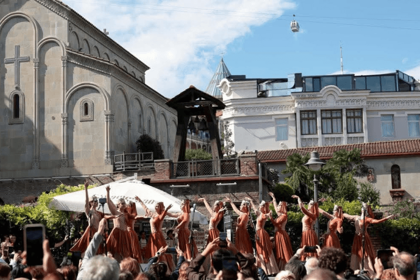 ზურაბ აბაშიძე საკრებულოს წევრებთან ერთად „თბილისობა 2026“-ისადმი მიძღვნილ ღონისძიებებს დაესწრო