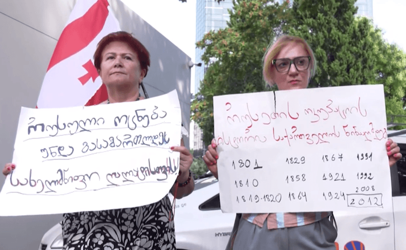 გმირების ქვეყანაში, ბიძინა ივანიშვილი, ხიხო, თავზე აზის ქვეყანას - "ქართული ოცნების" ოფისთან მეორე დღეა პროტესტია