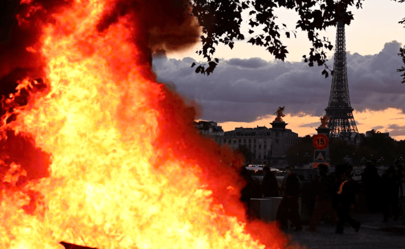 პარიზისა და სხვა ქალაქების ნაწილში „კომენდანტის საათი“ დაწესდა