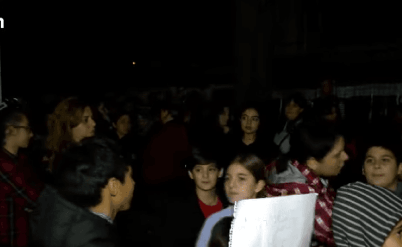პროტესტი მე-10 საჯარო სკოლასთან - მშობლები სასწავლო პროცესის დროულად აღდგენას ითხოვენ