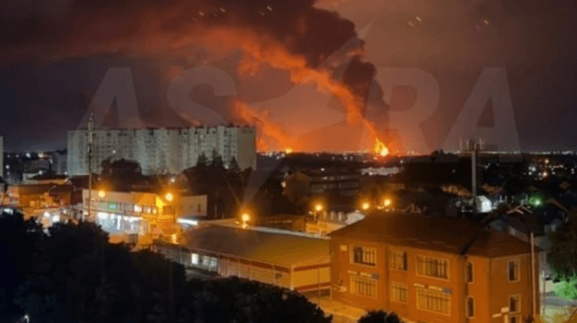 რუსეთში, სტავროპოლის მხარეში, დრონების შეტევის შემდეგ ნავთობბაზას ცეცხლი გაუჩნდა