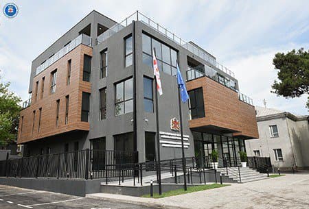 ბრალდება წარედგინა კაცს, რომელმაც მარნეულში ცოლი დაჭრა, დედაზე კი იძალადა