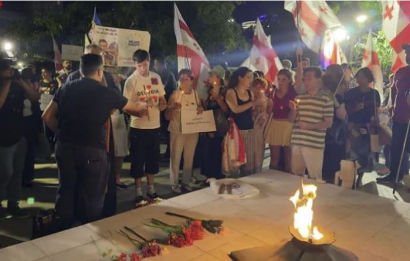 „გვახსოვს გმირები, გვახსოვს მტერი“ — გმირთა მოედანზე საპატიო მსვლელობა გაიმართა