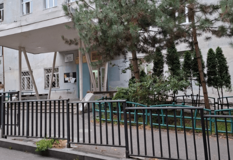 21-ე სკოლის მშობლების ცნობით, სწავლის დაწყებიდან 2 დღეში აცნობეს, რომ შენობა ავარიულია