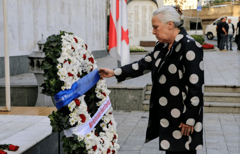 აშშ-ის საელჩო: ვიხსენებთ მათ სიმამაცეს, ვინც საქართველოს დასაცავად სიცოცხლე გაიღეს