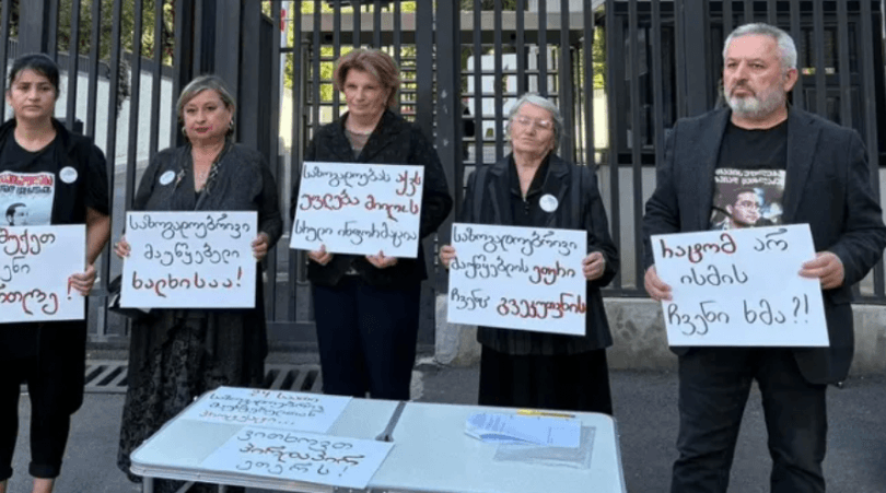 აქციების დროს დაკავებულების ოჯახის წევრები „საზოგადოებრივ მაუწყებელთან“ აქციას მართავენ