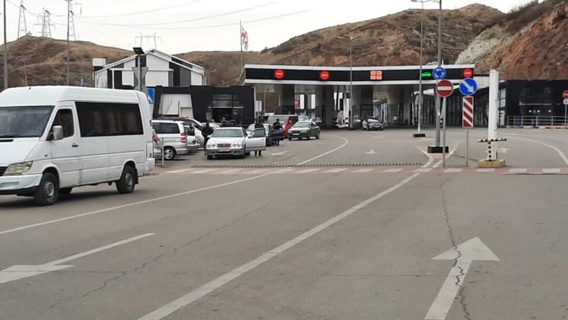 დააკავეს საბაჟოს ცვლის უფროსი, რომელიც მოქალაქეს უკანონოდ $200 000-ის შემოტანაში დახმარებას დაჰპირდა