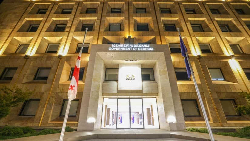 მთავრობის ადმინისტრაციის; პრეზიდენტის ადმინისტრაციის; პარლამენტის და სხვა უწყებების შენობებზე დროშები დაეშვა