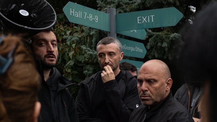 გამოფენასთან საპროტესტო აქცია გაიმართა - ადგილზე “ექსპო ჯორჯიას” დირექტორიც მივიდა