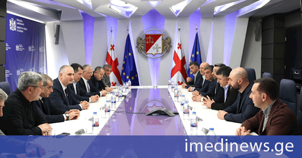 საქართველოს ფინანსთა მინისტრმა ლაშა ხუციშვილმა შემოსავლების სამსახურის თანამშრომლებს ახალი ხელმძღვანელი - მიხეილ მაღლაკელიძე წარუდგინა