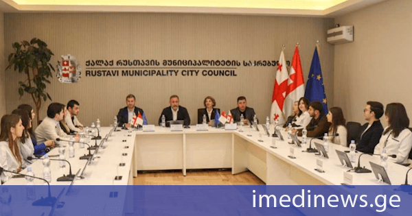 მამუკა რეხვიაშვილი: ჩვენი მიზანია რაც შეიძლება მეტმა ახალგაზრდამ გაიგოს საკრებულოს საქმიანობის სპეციფიკა და უშუალო მონაწილეობა მიიღოს იმ პროცესებში, რომლებიც ჩვენი ქალაქის - რუსთავის განვითარებას ემსახურება