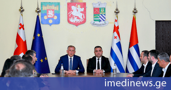 ზურაბ პატარაძე ხელვაჩაურის მერიისა და საკრებულოს თანამშრომლებს შეხვდა