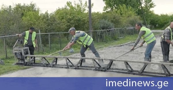 განმუხურში, თამარ მეფის ქუჩაზე გზის სარეაბილიტაციო სამუშაოები მიმდინარეობს