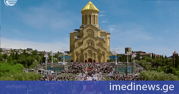 ოჯახის სიწმინდის დღისადმი მიძღვნილი მსვლელობის მონაწილეები სამების ტაძარში მივიდნენ