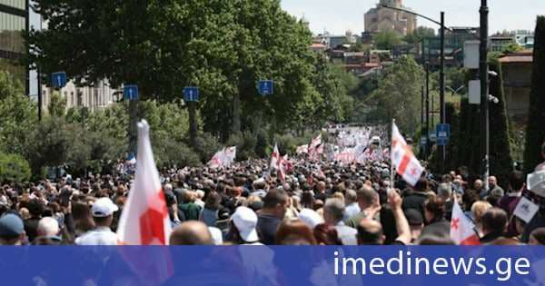 ზურაბ აბაშიძე, საკრებულოს წევრებთან ერთად, ოჯახის სიწმინდის დღესთან დაკავშირებით გამართულ მსვლელობას შეუერთდა