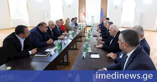 გივი მიქანაძემ სახელმწიფო რწმუნებულებთან სამუშაო შეხვედრა გამართა