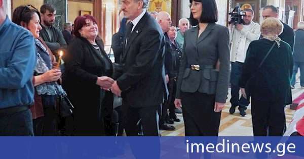 თეა ახვლედიანი საქართველოს პრეზიდენტ მიხეილ ყაველაშვილთან ერთად, ოკუპირებული აფხაზეთის რეგიონიდან გადმოსვენებული, 1990-იანი წლების შეიარაღებული მოქმედებების დროს უგზო-უკვლოდ დაკარგულ პირთა სამოქალაქო პანაშვიდს დაესწრო