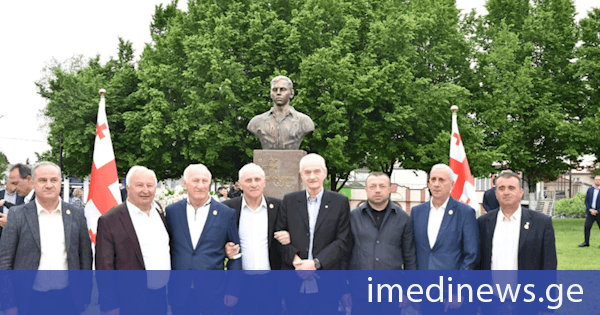 ვეტერანების საქმეთა სახელმწიფო სამსახურის წარმომადგენლები ზუგდიდში საქართველოს ეროვნული გმირის ზურაბ იარაჯულის ბიუსტი გახსნის ცერემონიას დაესწრნენ