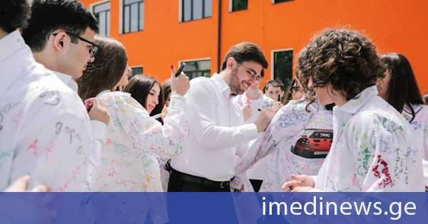 ფოთის მერმა მე-12 კლასელებს სკოლის დამთავრება მიულოცა