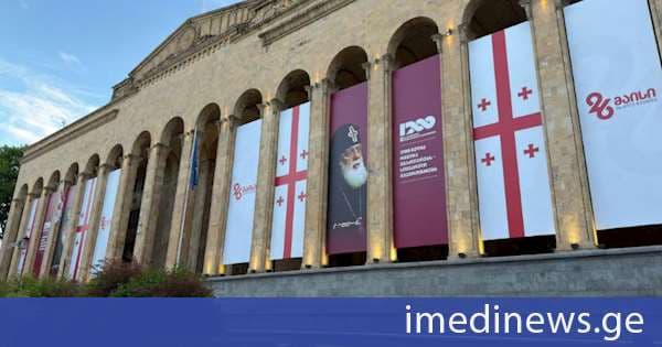26 მაისთან დაკავშირებით, პარლამენტის შენობაზე საზეიმო ბანერები განთავსდა