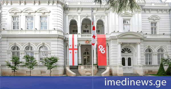 საქართველოს დამოუკიდებლობის დღესთან დაკავშირებით საქართველოს პრეზიდენტის სასახლეზე საზეიმო ბანერები განთავსდა