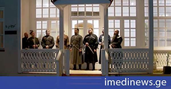 მერაბ კოსტავას სახლ-მუზეუმის ეზოში, ტრადიციულად, დამოუკიდებლობის დღესთან დაკავშირებით, საქართველოს ჰიმნისა და „შავლეგოს“ ფონზე პირველი რესპუბლიკის დროშა აღიმართა