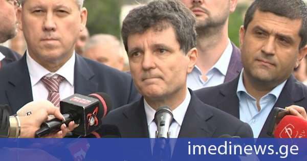 უკრაინული მედია: რუმინეთის პრეზიდენტის განცხადებით, ქალაქ გალაცში საცხოვრებელ სახლზე ჩამოვარდნილმა რუსულმა უპილოტო საფრენმა აპარატმა, სავარაუდოდ, ტრაექტორია მას შემდეგ შეიცვალა, რაც მას უკრაინის საჰაერო თავდაცვამ მიაყენა ზიანი