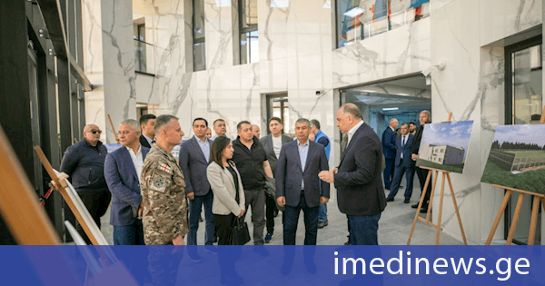 საქართველოში ვიზიტის ფარგლებში მყოფ აზერბაიჯანის თავდაცვის მინისტრს მუხროვანის სამხედრო ბაზაზე უმასპინძლეს