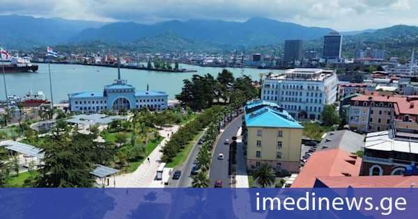 აჭარის მთავრობის თავმჯდომარე გოგებაშვილის ქუჩაზე დასრულებულ სარეაბილიტაციო სამუშაოებს გაეცნო