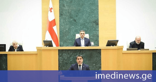 შალვა პაპუაშვილმა პლენარულ სხდომაზე „საქართველოს პარლამენტის რეგლამენტში“ ცვლილების პროექტი პირველი მოსმენით წარადგინა
