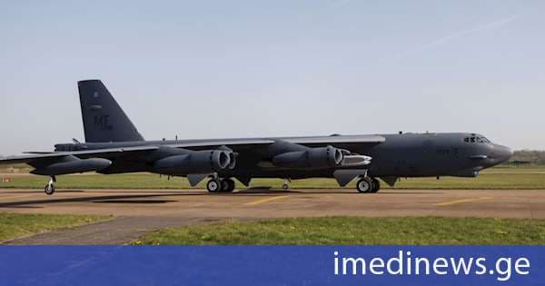 B-52 ტიპის ბომბდამშენი კალიფორნიაში მდებარე ედვარდსის ავიაბაზიდან აფრენიდან მალევე ჩამოვარდა