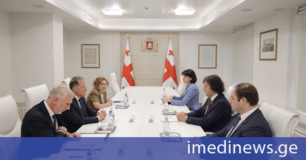 ირაკლი კობახიძე: იტალიის რესპუბლიკის საგარეო საქმეთა მინისტრის მოადგილე ედმონდო ჩირიელისთან შეხვედრაზე განვიხილეთ ორმხრივი ურთიერთობები და შესაძლებლობები, რათა კიდევ უფრო გავაღრმაოთ საქართველოსა და იტალიას შორის პოლიტიკური და ეკონომიკური თანამშრომლობა