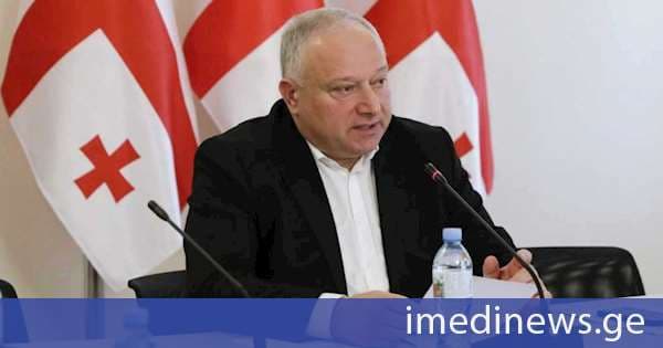 პაატა კვიჟინაძე გახარიას პარტიის წევრებს: ევროპაში ამბობენ, რომ აუდიტის სამსახური არის პარლამენტის თვალები. აუდიტის დასკვნა თქვენც, ჩვენც და მთავრობასაც სჭირდება - თქვენ კი ეჩხუბებით. ყველა ის მინუსი, რაც კი იპოვეთ, აუდიტის დასკვნიდან ამოიღეთ. დასკვნა რომ არ გქონოდათ, მაინტერესებს, საერთოდ რას იტყოდით?
