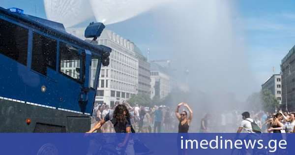 გერმანიაში პოლიციამ ხალხის გასაგრილებლად წყლის ჭავლი გამოიყენა