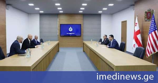 საქართველოს შინაგან საქმეთა სამინისტროს ცენტრალური კრიმინალური პოლიციის დეპარტამენტის დირექტორი დავით კიკნაძე საქართველოში აშშ-ის გამოძიების ფედერალური ბიუროს (FBI) ატაშეს შეხვდა