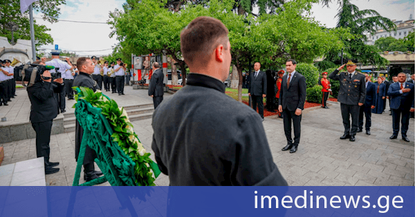 თურქმენეთის პრეზიდენტმა, დელეგაციის წევრებთან ერთად, ქვეყნის ერთიანობისთვის ბრძოლაში დაღუპულ გმირთა მემორიალი გვირგვინით შეამკო