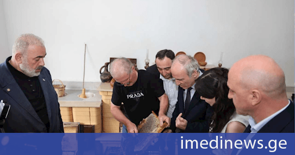 კობა კობალაძემ და გურულმა ვეტერანმა მეფუტკრეებმა თურქეთის თანამშრომლობისა და კოორდინაციის სააგენტოს თბილისის ოფისის კოორდინატორს დაბა ანასეულში თაფლის დაწურვის ღონისძიებაზე უმასპინძლეს
