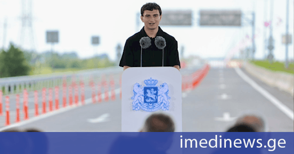 საბა სვანიძე: გასულ წელს პრემიერ-მინისტრის ინიციატივით გამოცხადებული ანაზღაურებადი სტაჟირების პროგრამით ინფრასტრუქტურის სამინისტროში გავიარე სტაჟირება, რის შემდეგაც საავტომობილო გზების დეპარტამენტში დავსაქმდი, დღეს იმ ადამიანებთან ერთად ვმუშაობ, ვისგანაც პირველი პროფესიული გამოცდილება მივიღე და მიხარია, რომ უკვე რეალური პროექტების განხორციელებაში ვმონაწილეობ
