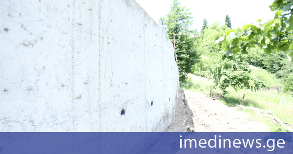 ხულოს მუნიციპალიტეტის მერია მეწყერსაწინააღმდეგო პრევენციული ღონისძიებების გატარების მიზნით, ფერდსამაგრი კედლების მშენებლობას ახორციელებს
