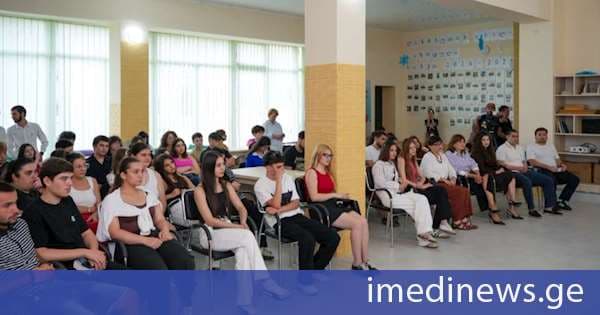 ლანჩხუთის ახალგაზრდულ ცენტრში მარჯანიშვილის თეატრის რეჟისორი, ციცინო კობიაშვილი და მსახიობი, მერაბ კილაძე ადგილობრივ ახალგაზრდებს შეხვდნენ