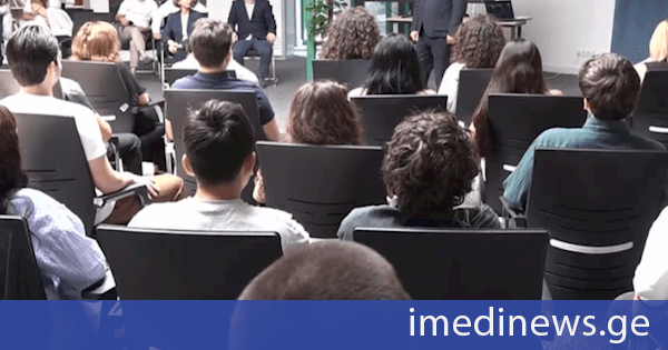 რუსთავის საკრებულოს თავმჯდომარე, ფრაქცია „ქართული ოცნების“ წევრებთან ერთად, 2027 წლის ადგილობრივი ბიუჯეტის პრიორიტეტების განსაზღვრის მიზნით ახალგაზრდებს შეხვდა