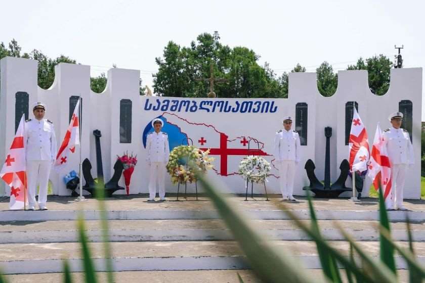 სასაზღვრო პოლიციის უფროსის მოადგილემ, სანაპირო დაცვის დეპარტამენტის დირექტორმა და თანამშრომლებმა სანაპირო დაცვის ფოთის ბაზაზე აგვისტოს ომში დაღუპული მეზღვაურების ხსოვნას პატივი მიაგეს