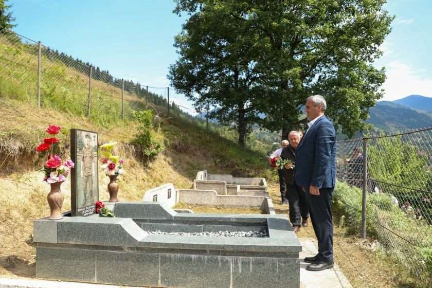 ხულოს მუნიციპალიტეტის მერმა ვახტანგ ბერიძემ, 2008 წლის აგვისტოში, რუსეთ-საქართველოს ომის დროს დაღუპული მებრძოლების ხსოვნას პატივი მიაგო