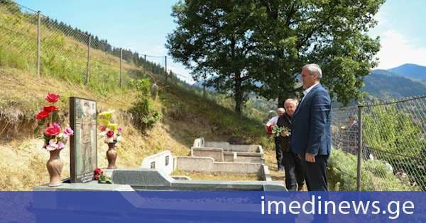 ხულოს მუნიციპალიტეტის მერმა ვახტანგ ბერიძემ, 2008 წლის აგვისტოში, რუსეთ-საქართველოს ომის დროს დაღუპული მებრძოლების ხსოვნას პატივი მიაგო