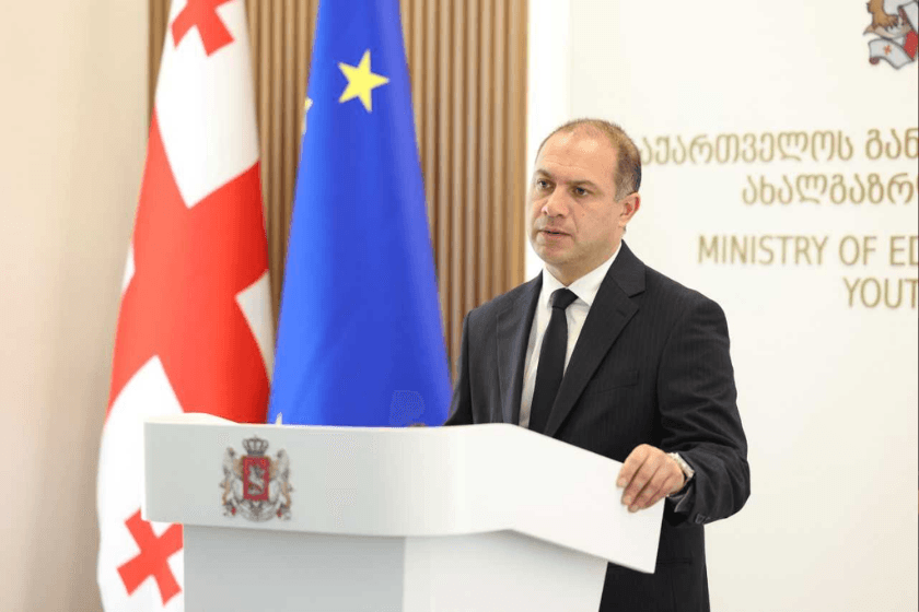 გივი მიქანაძე: საქართველოს მთავრობის გადაწყვეტილებით, ფორმა უსასყიდლოდ გადაეცემა საჯარო სკოლის დაწყებითი საფეხურის მოსწავლეებს, რომლებიც რეგისტრირებული არიან სოციალურად დაუცველი ოჯახების მონაცემთა ერთიან ბაზაში და მათი ოჯახების სარეიტინგო ქულა 65 001 ქულაზე ნაკლებია