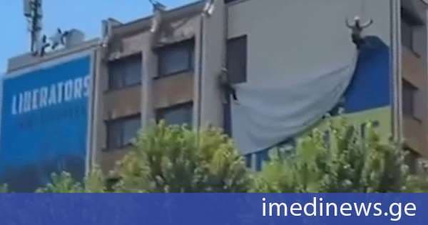 სერბეთში ზელენსკის ოფიციალური ვიზიტის შემდეგ, კოსოვოში უკრაინის დროშა ჩამოხსნეს