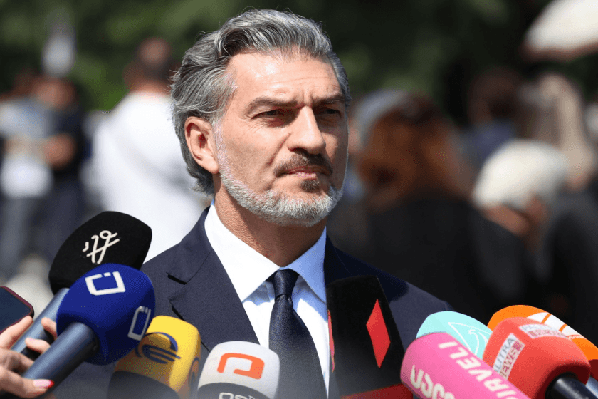 პრეზიდენტი: განწირული გამარჯვება - ეს სიტყვები შეუთავსებელია, მაგრამ, სანამ ქართული საზოგადოება მავნე ძალას, რომელიც ოპოზიციაში დომინირებს, არ მიუჩენს თავის ადგილს, ჩვენ „განწირული“ ვიქნებით გამარჯვებისთვის. მუდმივად გავიმარჯვებთ, მაგრამ სახელმწიფოს განვითარება იქნება შეფერხებული, რადგან წარმოუდგენელია ჯანსაღი ოპოზიციის გარეშე ქვეყნის განვითარება